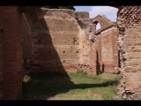 04063 ostia - regio i - insula vii - caseggiato dei misuratori del grano (i,vii,1-2) - raum - ostende - 09-2023.jpg